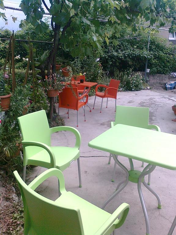 Guest House Medea Telavi Buitenkant foto